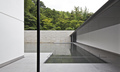 Thumb_写真2　水鏡の庭と外部回廊・石積み